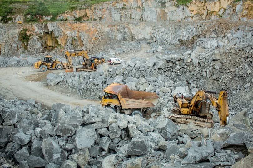 Chantier avec pelles et bulldozers